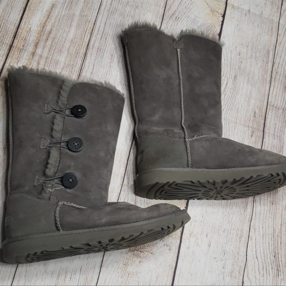 ๐ธ๐ฆ UGG BAILEY BUTTON TRIPLET BOOTS - Picture 5 of 8